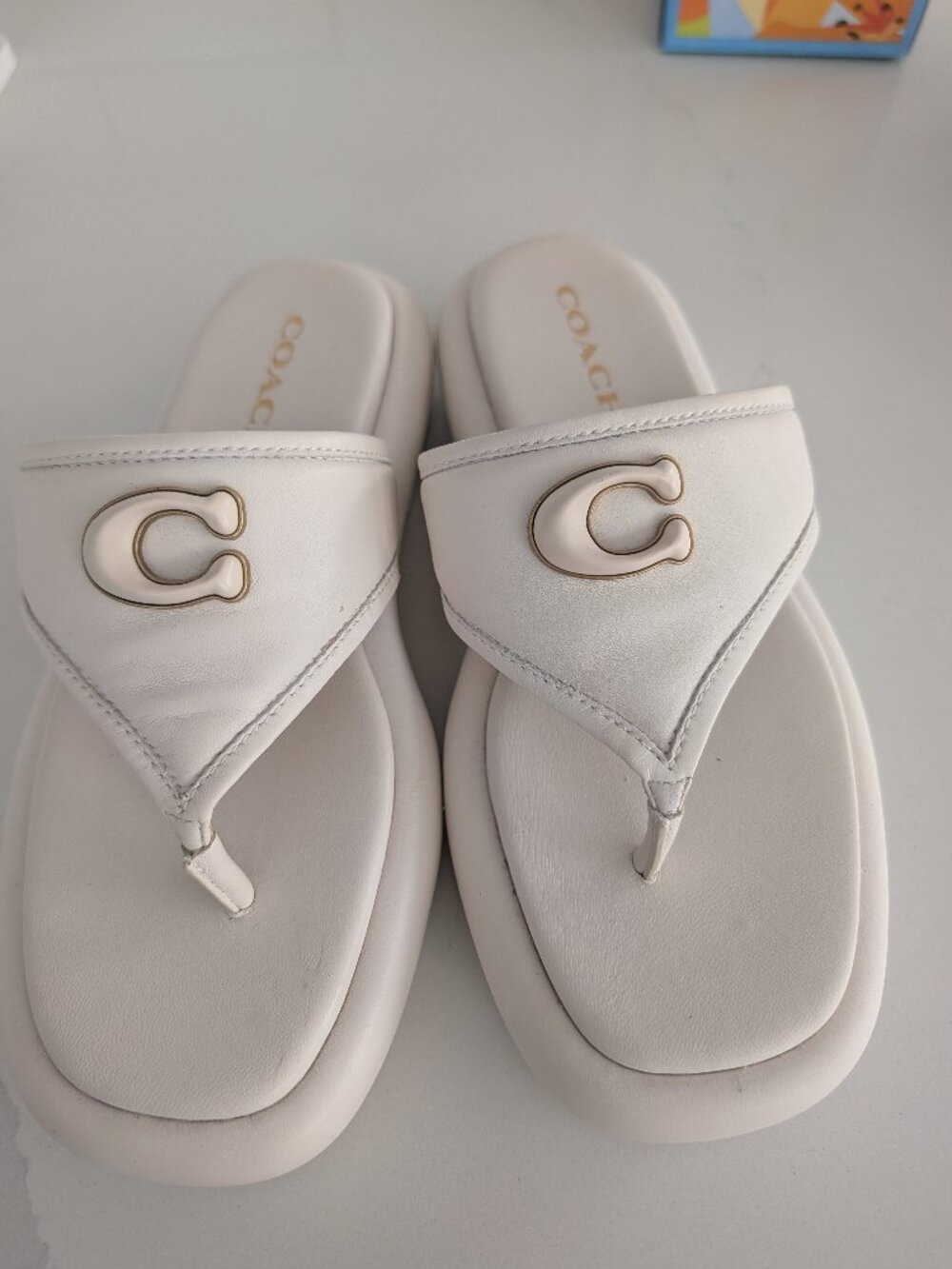 COACH Heritage C Plaque Thong Kitten Heel Sandals – Chalk Leather – New No Box